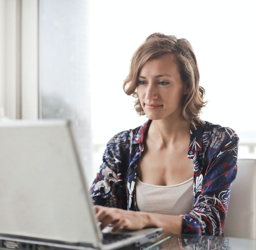 Frau am Laptop nutzt Videosprechstunde